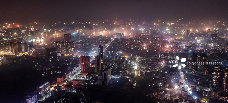 广东罗定春节烟花绽放图片素材