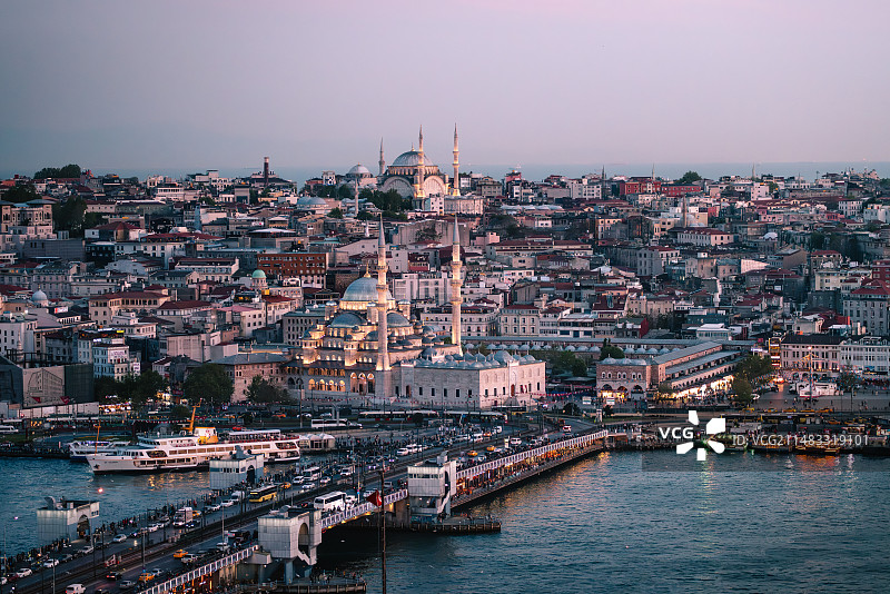 日落伊斯坦布尔加拉塔大桥与清真寺图片素材