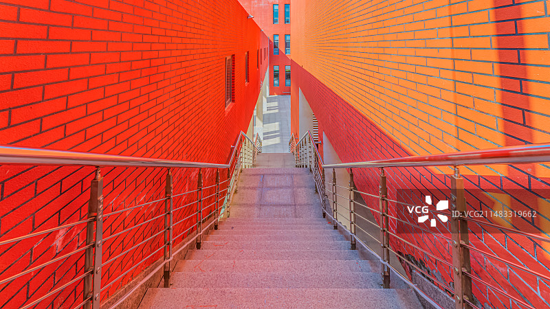 山东省威海市文登区北京交通大学威海校区教学楼楼梯墙面光影城市建筑风光图片素材