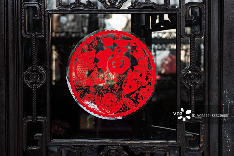 扬州何园里窗户上贴着的剪纸福字图片素材