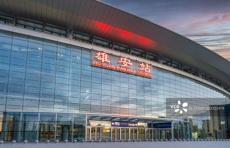 夕阳日落蓝调下的雄安新区雄安站亮灯夜景图片素材