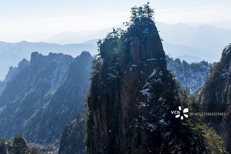 河南 洛阳 老君山 冬天秀美壮丽的山峰风光图片素材