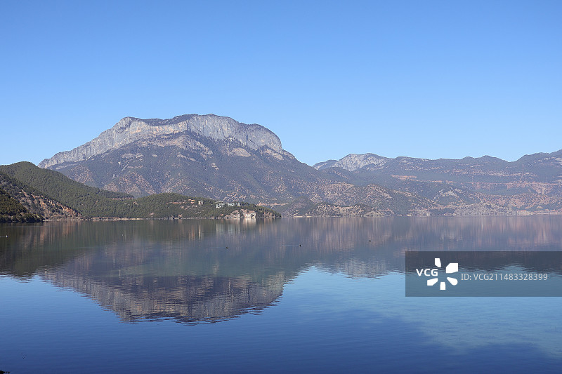 蓝天映衬下的湖光山色图片素材