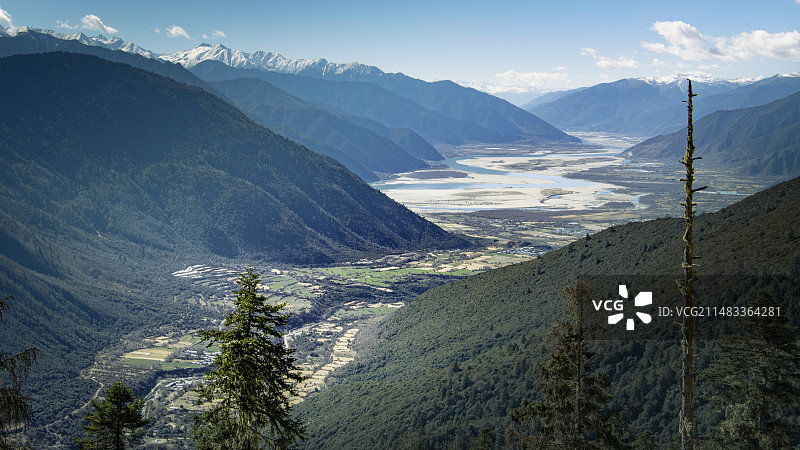 高角度俯瞰喜马拉雅山间中的雅鲁藏布江河谷图片素材
