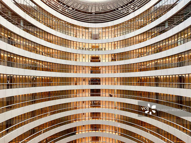 灯火通明的中庭图片素材