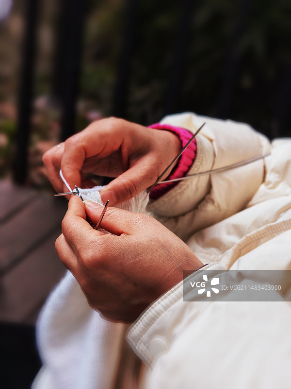 织毛衣的巧手图片素材