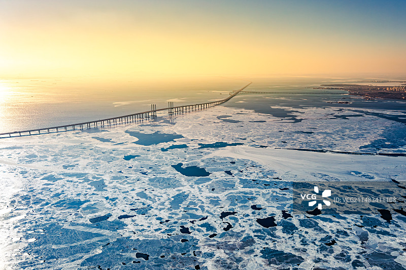 冰封的跨海大桥图片素材