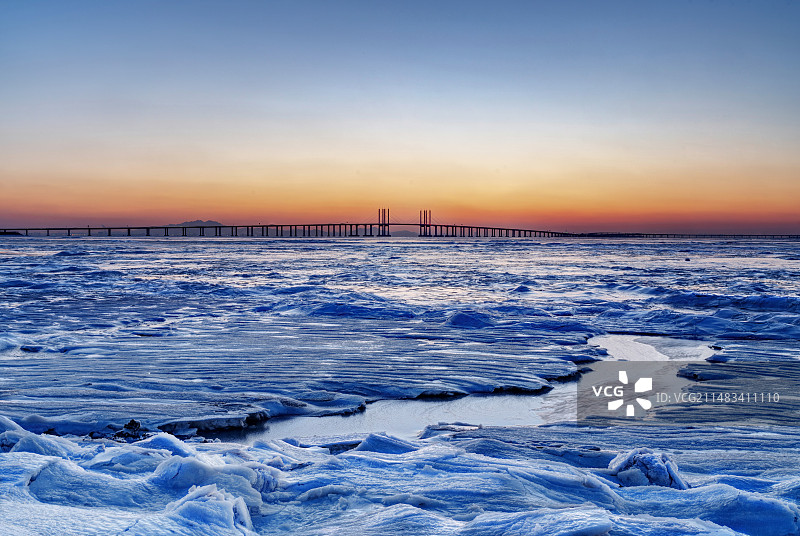 冰封的青岛跨海大桥图片素材