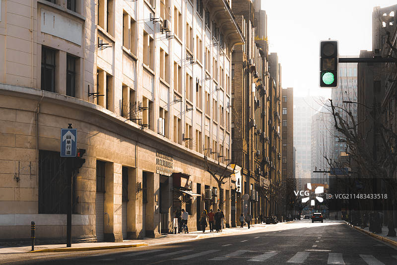 午后柔和温暖阳光上海外滩商业现代建筑街道街头交通光影对比图片素材