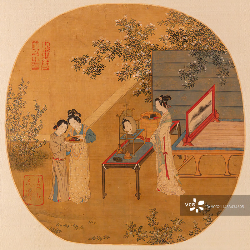 上海博物馆藏明代画家仇英《临宋人画十五开册》中的《半闲秋光》，仕女镜前自照，女性自我观察的图像表现图片素材