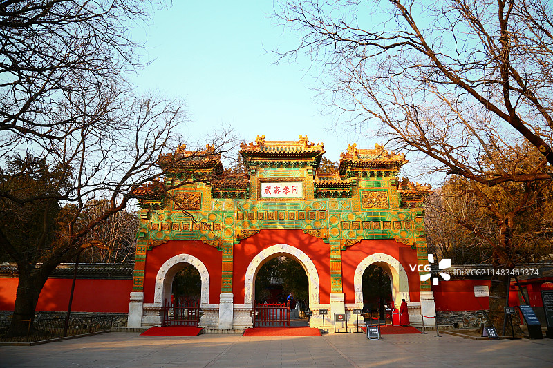 冬季午后阳光下的北京国家植物园十方普觉寺（卧佛寺）正门牌坊图片素材