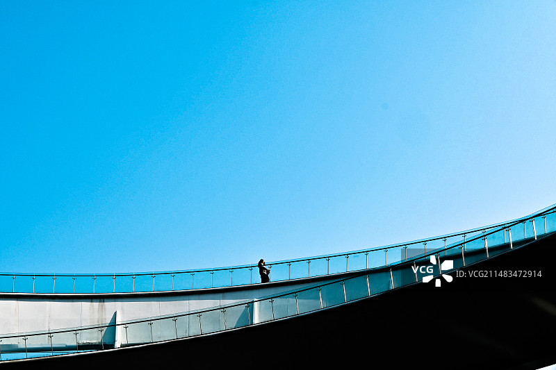 圆形旋转步行桥仰视图图片素材