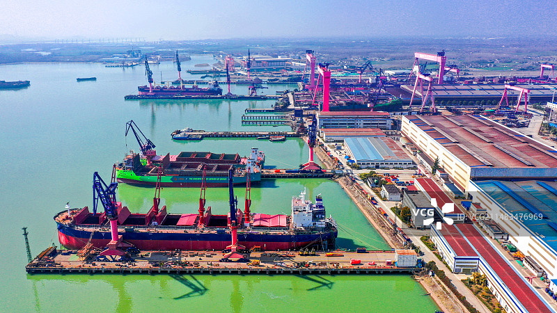 散装船建造忙，航拍江苏扬州新大洋造船厂图片素材