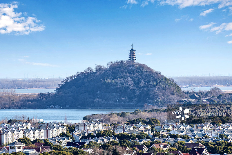 江苏镇江北固亭上看蓝天白云背景下的镇江金山寺景区金山湖北固湾建筑景观图片素材
