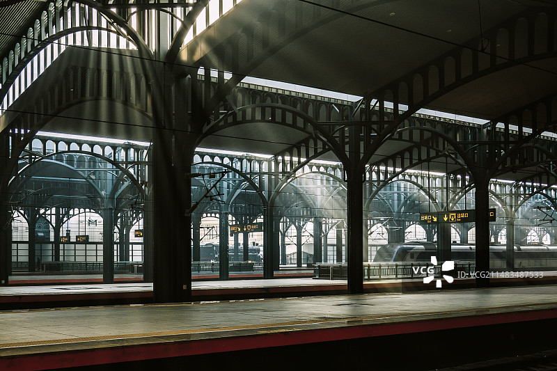 哈尔滨火车站丁达尔效应图片素材