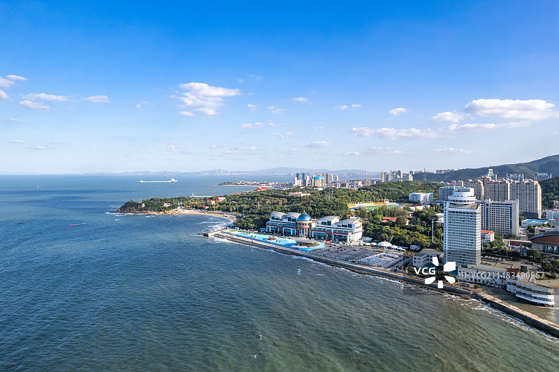 亚洲中国山东省烟台市月亮湾、旅游大世界广场和第一海水浴场图片素材