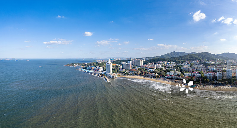 亚洲中国山东省烟台市月亮湾、旅游大世界广场和第一海水浴场图片素材