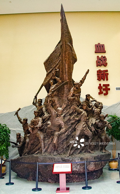 新圩阻击战史实陈列馆入口革命雕塑图片素材