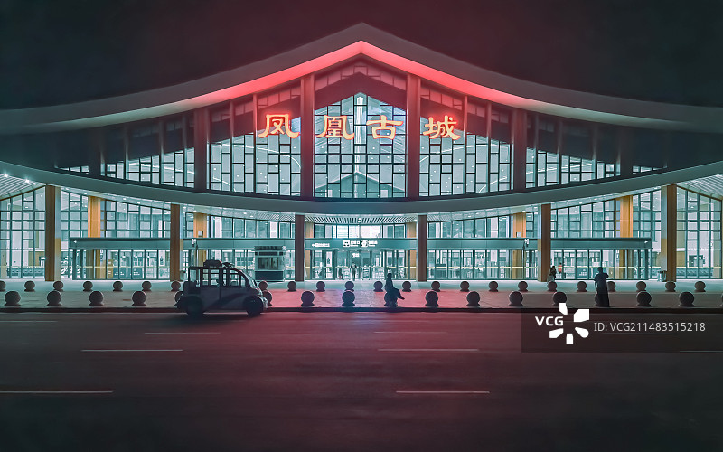 凤凰古城站夜景外景图片素材