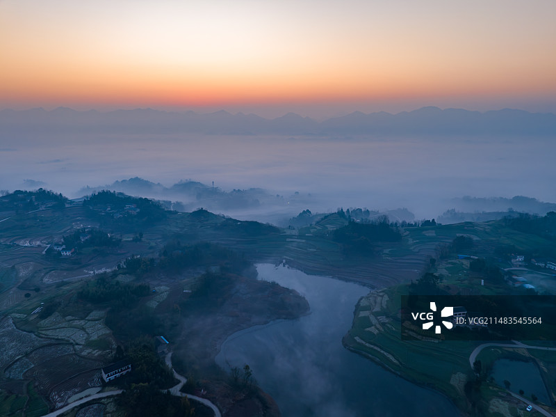 当早晨的蓝调和日出遇到平流雾形成的震撼景色图片素材