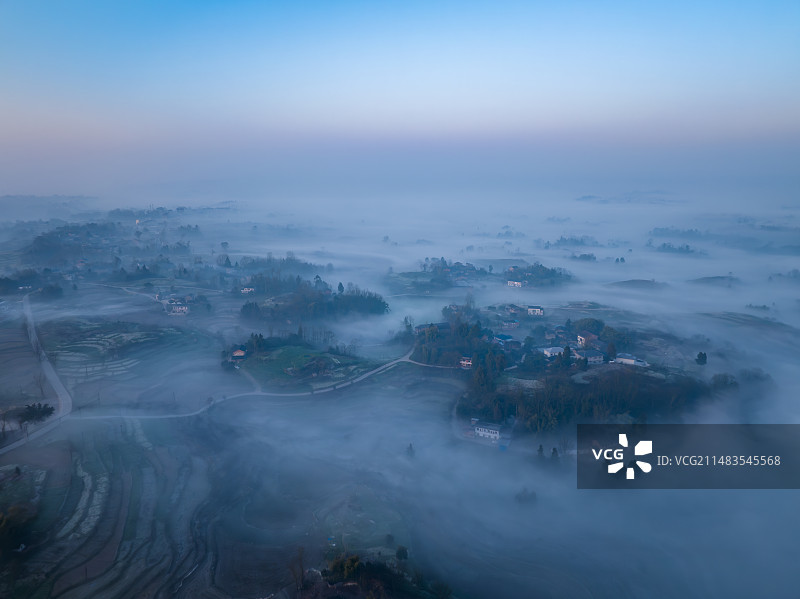 当早晨的蓝调和日出遇到平流雾形成的震撼景色图片素材