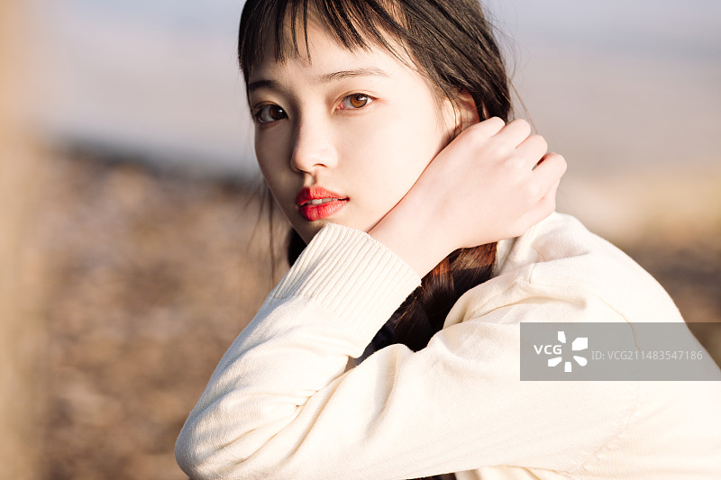 干净清新学院少女，夕阳下的浪漫光线图片素材