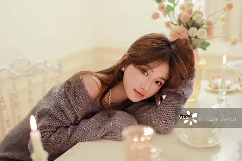 优雅成熟气质女性图，烛光，水晶灯图片素材