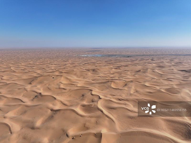 晴空下的沙漠风景图片素材