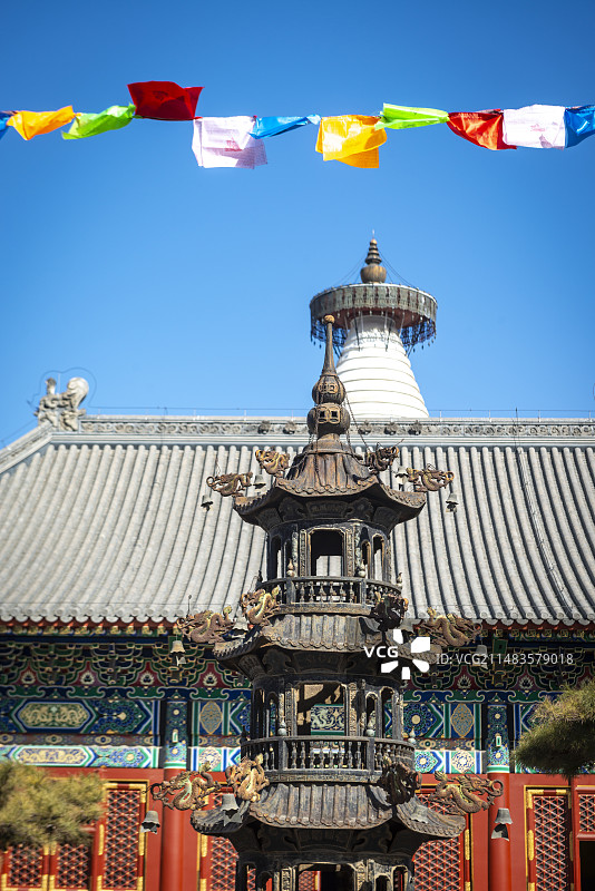 北京妙应寺（Miaoying Temple）白塔寺三层宝塔铜香炉图片素材