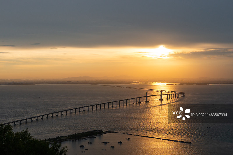 汕头市南澳岛夕阳下的跨海大桥图片素材