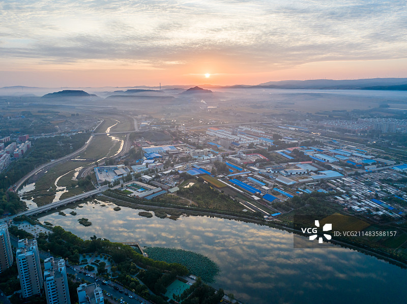 中国东北辽宁阜新市区城市日出航拍图片素材