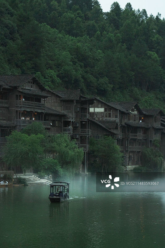 清晨古镇下的乌篷船图片素材