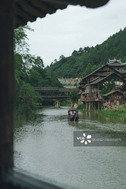 清晨古镇下的乌篷船图片素材