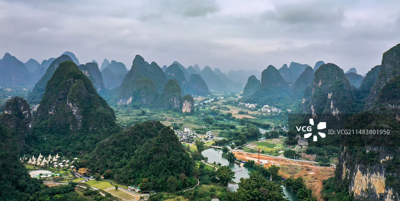惊蛰听雨图片素材