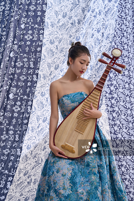 弹琵琶的年轻东方美女图片素材