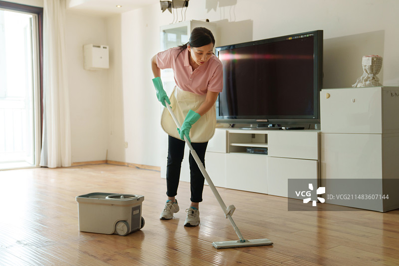 专业的家政服务人员擦地板图片素材