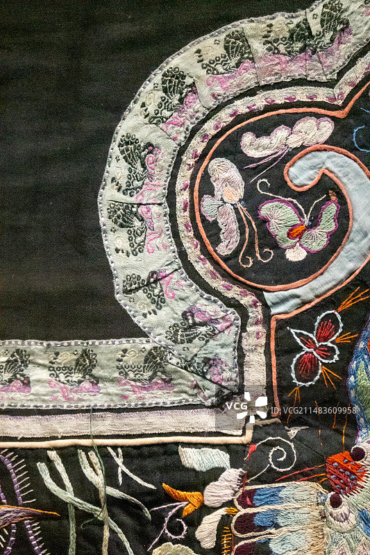 彩色织物全帧拍摄特写——湖南省博物馆内陈列的少数民族服饰、装饰物图片素材