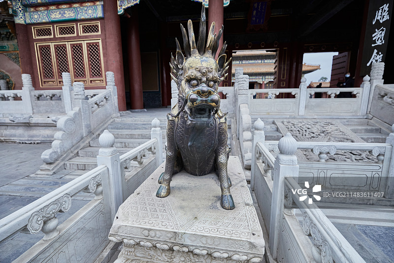 北京故宫紫禁城慈宁门前的鎏金铜麒麟图片素材