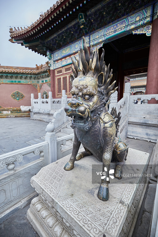 北京故宫紫禁城慈宁门前的鎏金铜麒麟图片素材