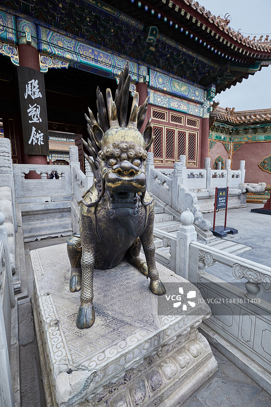 北京故宫紫禁城慈宁门前的鎏金铜麒麟图片素材