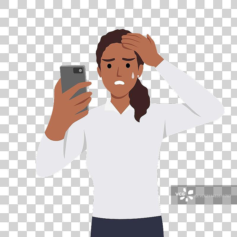 年轻女人害怕地看着智能手机图片素材