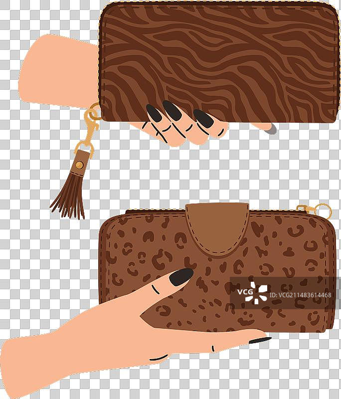 女人手拿动物纹钱包和钱图片素材