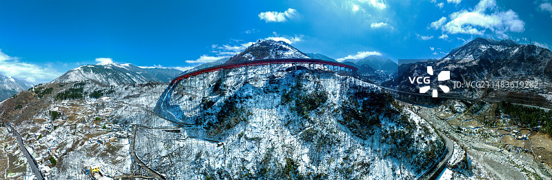 雅西高速锅底凼位于凉山彝族自治州冕宁县，号称“雅西高速的网红路”。图片素材