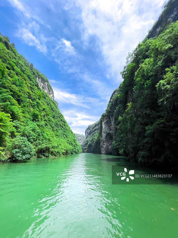 重庆黔江阿依河蓝天白云峡谷风光图片素材
