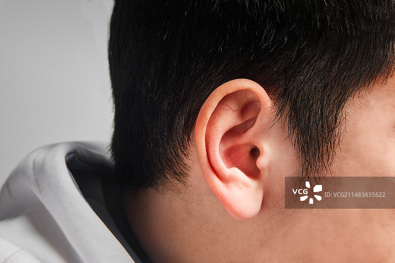 白色背景下男人的耳朵特写镜头图片素材