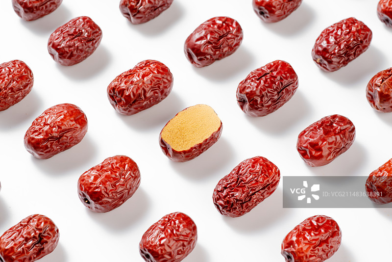 桌子上摆放着很多红枣 排列 切开图片素材