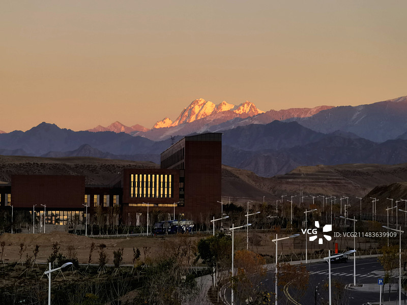 新疆大学，在博格达峰怀中的大学，在天山脚下，黄昏时分，享受日照金山的震撼图片素材