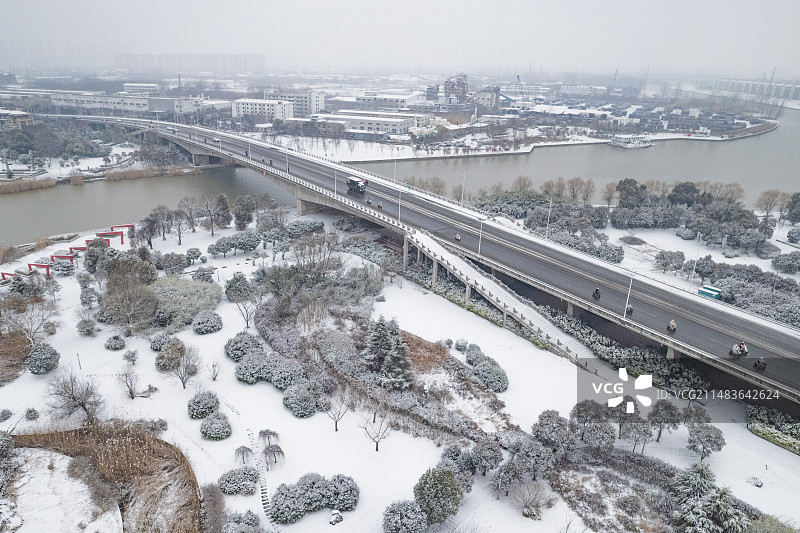 航拍大雪后的江苏省涟水县红日大桥图片素材