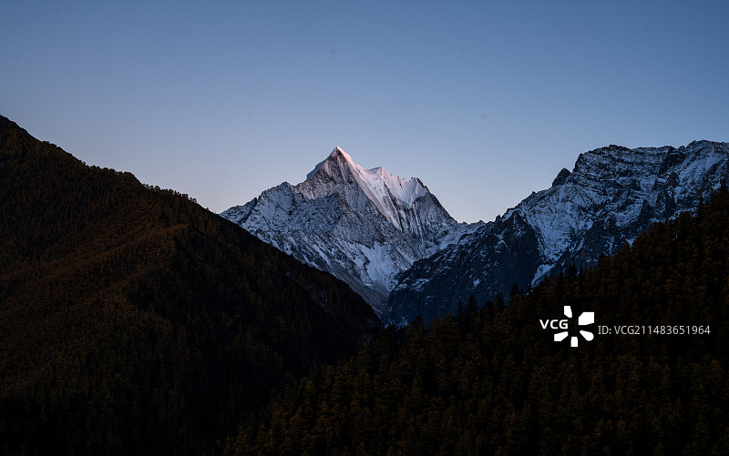 四川稻城亚丁夏诺多吉雪山日照金山图片素材