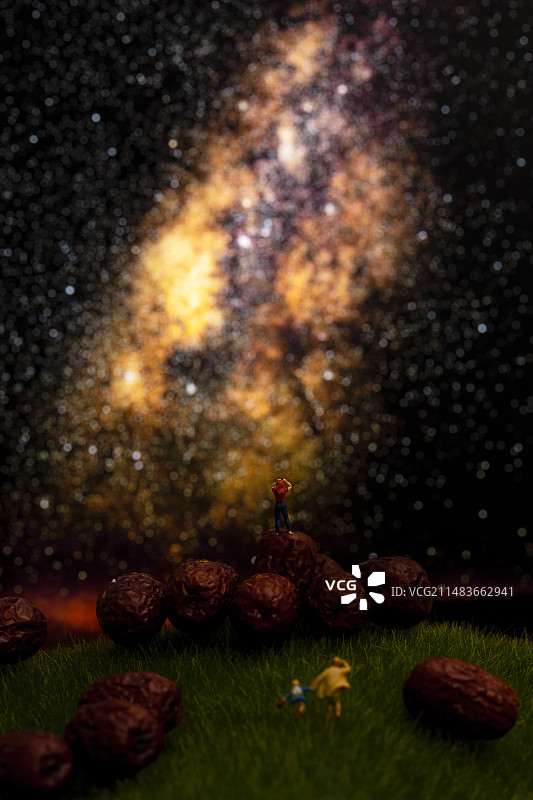 草地上的红枣上站着看星星的人图片素材
